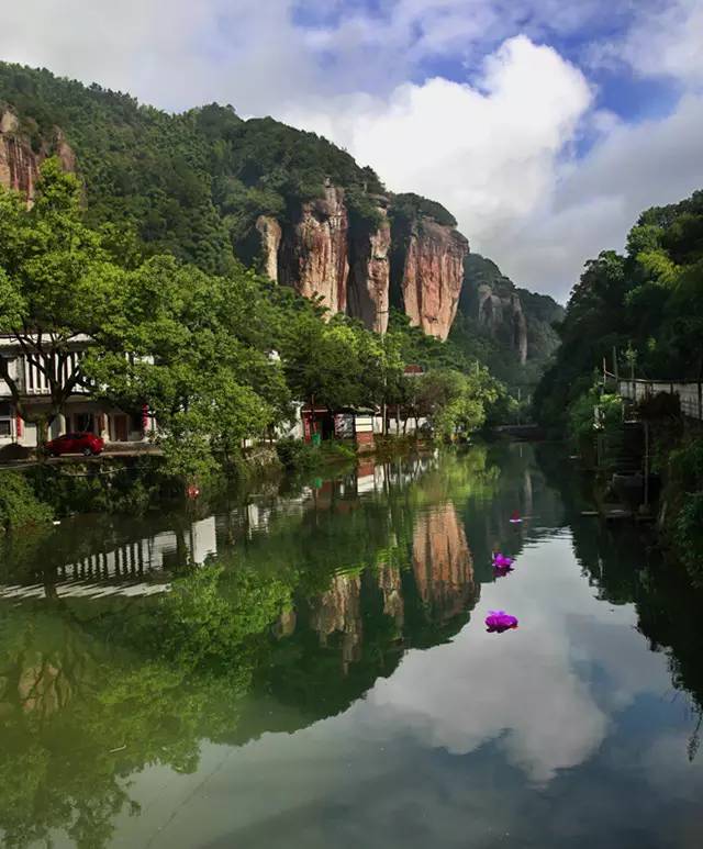 景区内寿仙谷漂流:水流清澈,峡谷纵深,河道曲折,落差大,两岸群山