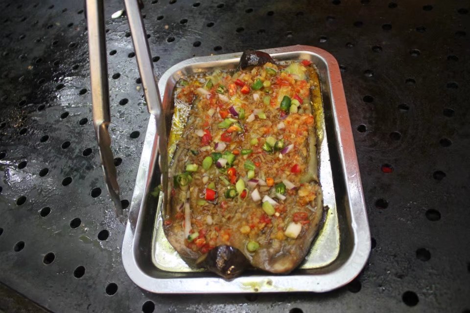 铁板上的美味:幺哥龙虾馆之蒜蓉烤茄子