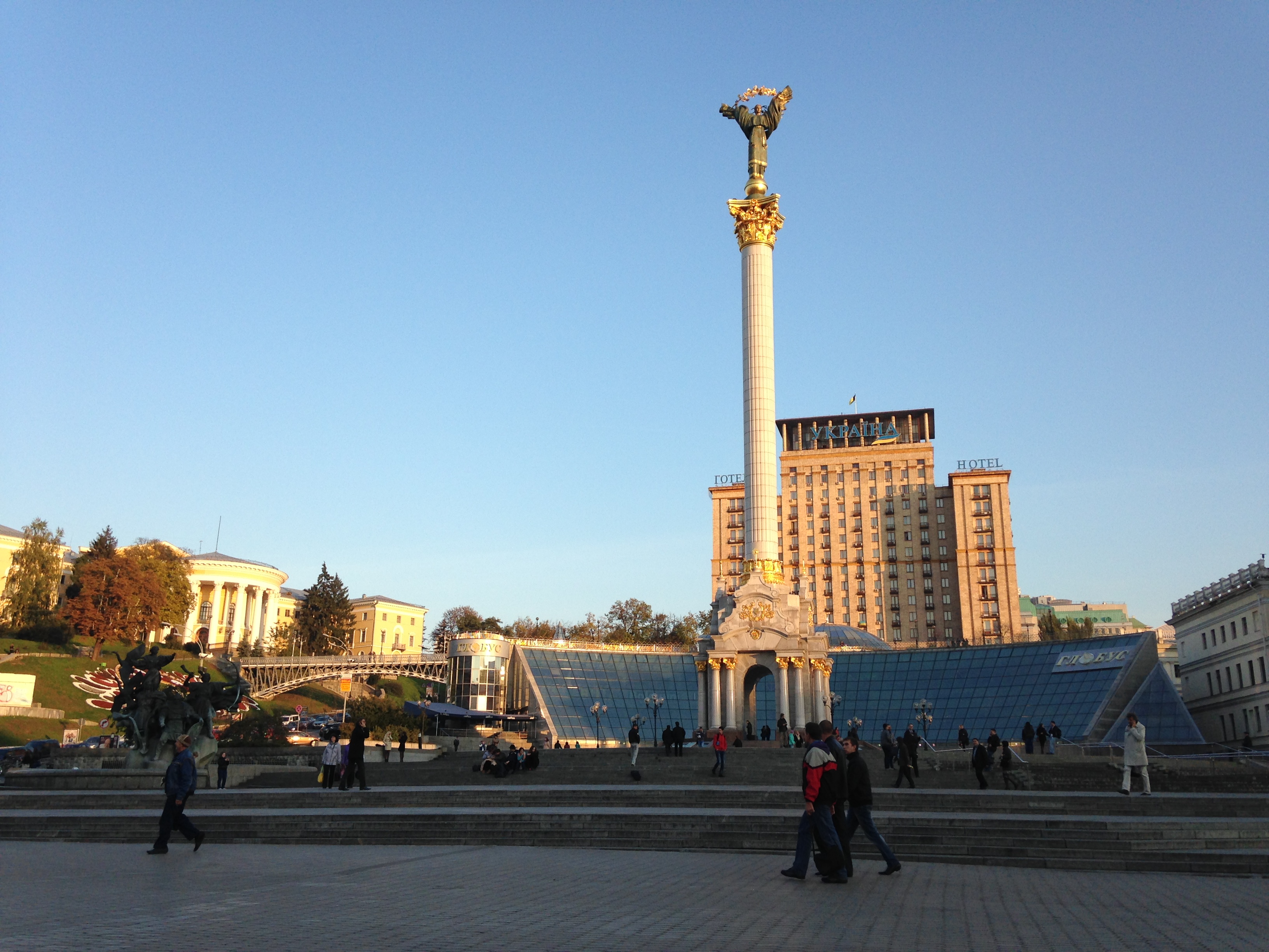 基辅独立广场雕塑图片