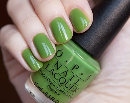 提示:想强调亮绿色指甲的美丽,最好搭配典雅的上衣;指甲或指关节