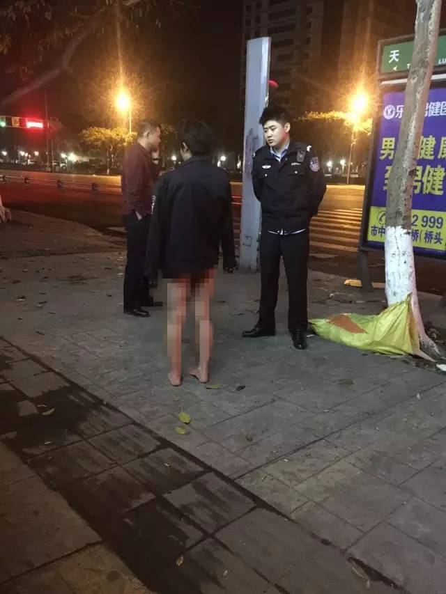 宜宾地震一女子裸奔图片