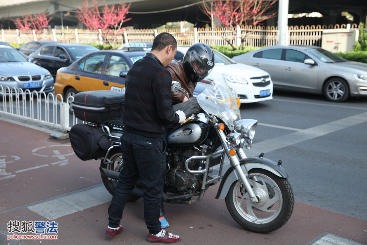 經查,該男子雖持有機動車駕駛證,但未取得摩托車駕駛資格,且使用光盤