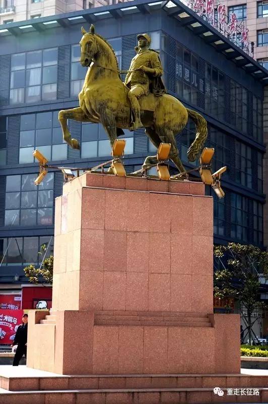 大铜马塑像是根据新四军老战士管文蔚的具体设想,由中央美术学院雕塑