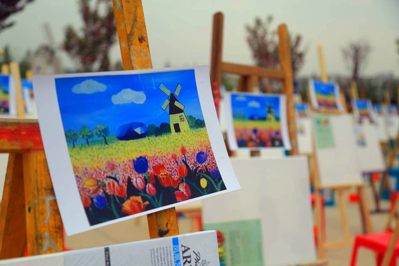 百余亩花海前创意绘画,小朋友们用画笔绘出属于泾河新城花博会的魅力