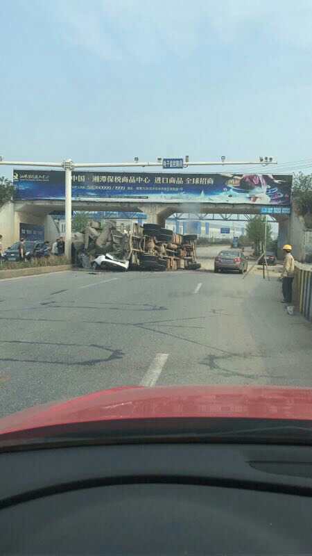 湘潭五大桥发生严重车祸!一死两伤!