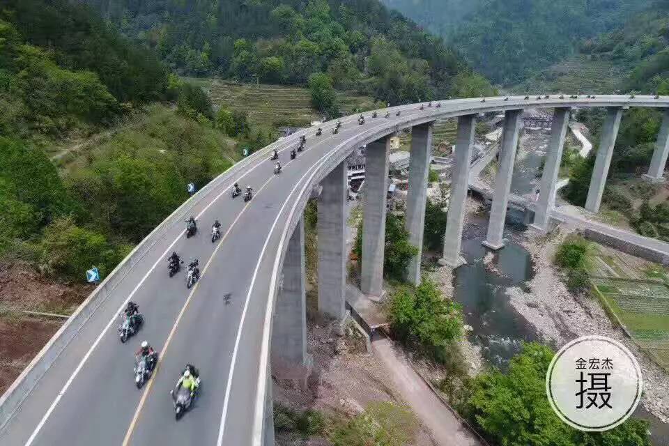 看這雷鳴般的哈雷引擎轟鳴聲,哇哇哇,哈雷機車遊文成快隨小文來看看吧