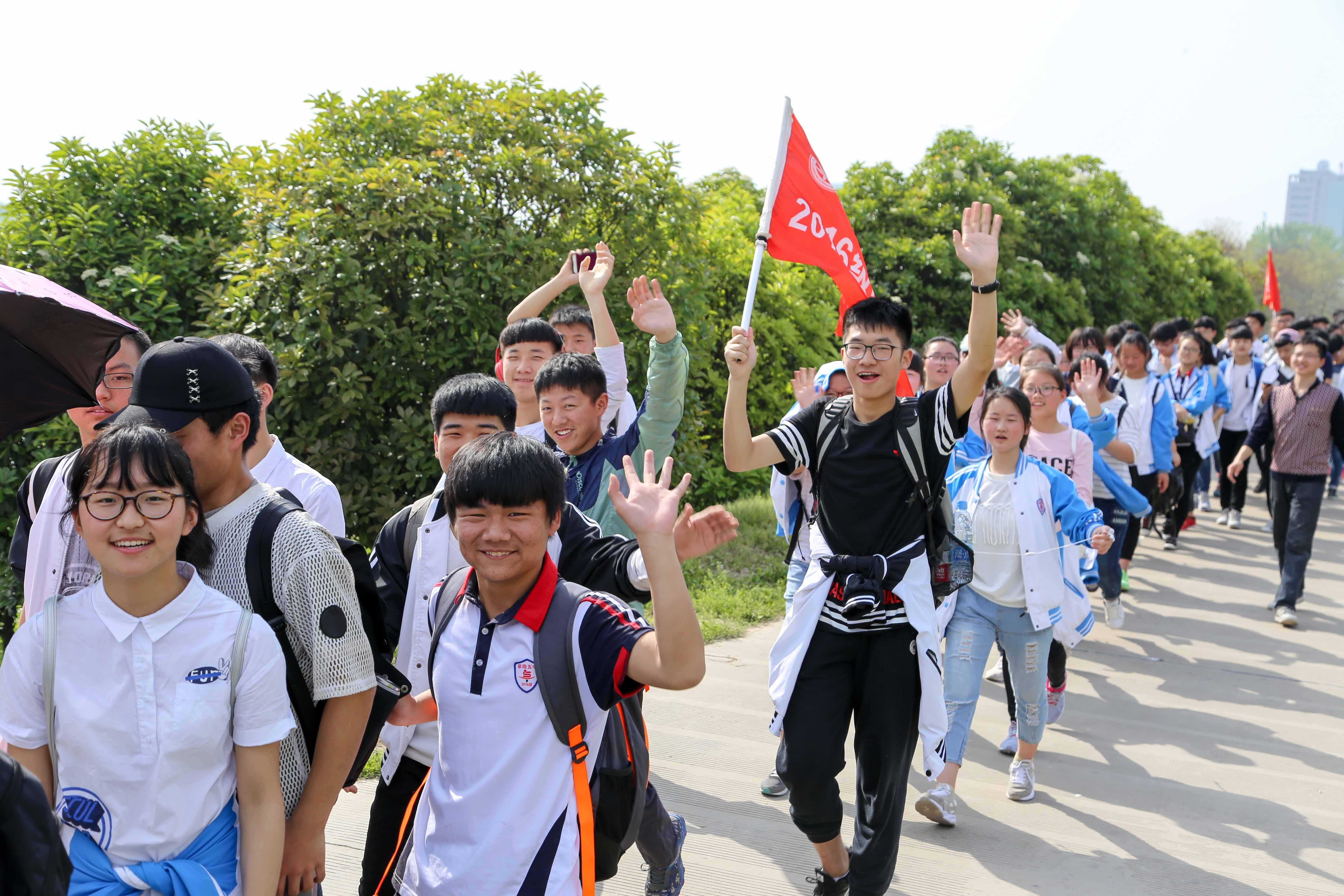 阜陽五中2017年與春同行遠足拉練活動圓滿成功