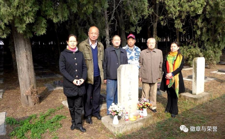 在老红军,狼牙山英雄连长刘福山墓碑前祭奠第二代管理员是刘成河,是