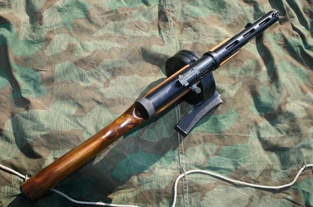 波波莎冲锋枪是二战期间苏联制造的经典名枪,由斯帕金设计,1940年末
