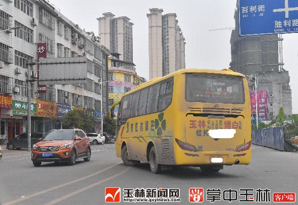 开元体育记者实拍！在玉林这种陋习许多老司机都做过没有电子地方更是肆无忌惮(图2)