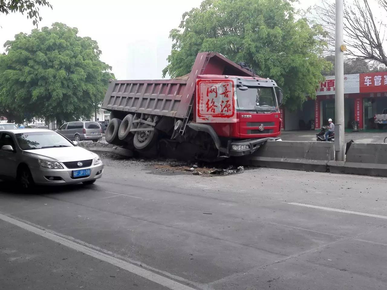 今晨韶关发生重大车祸,大货车竟骑上公路隔离带!