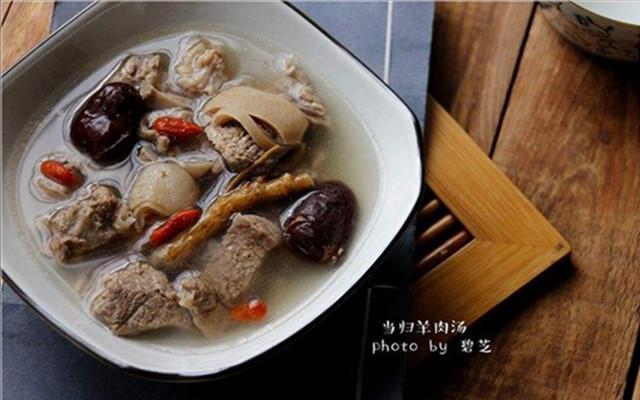 2,當歸羊肉湯【功效】烏雞含有賴氨酸,蛋氨酸和組氨酸,具有滋陰補腎