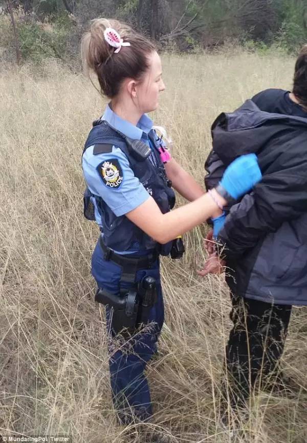 据悉,一名西澳女警在twitter上发布了自己头戴兔耳朵,在复活节期间