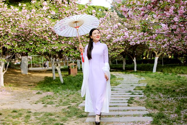 身著奧黛的女子 攝影/黴黴maymay奧黛(ao dai),類似於中國旗袍的越南