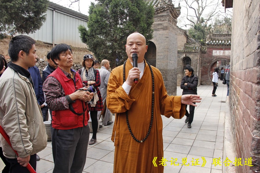 释恒乾法师很详细的向记者朋友们讲解了观音寺的历史也希望大家能够把