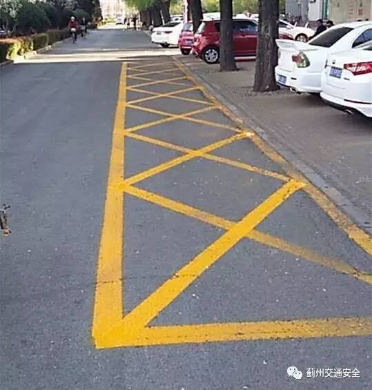 遇到这种黄色网格线,记住不要停车!