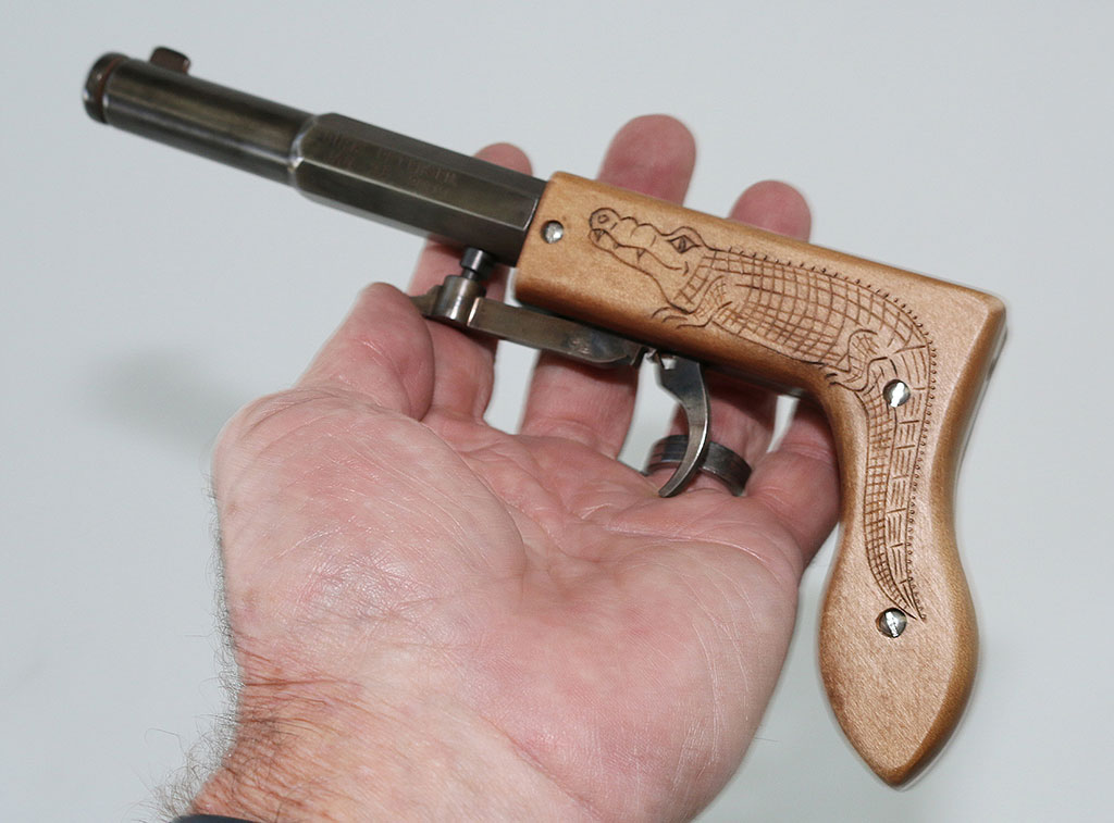 gator手枪,特点是下置式击锤,同样可以发射弹药温彻斯特1892杠杆式
