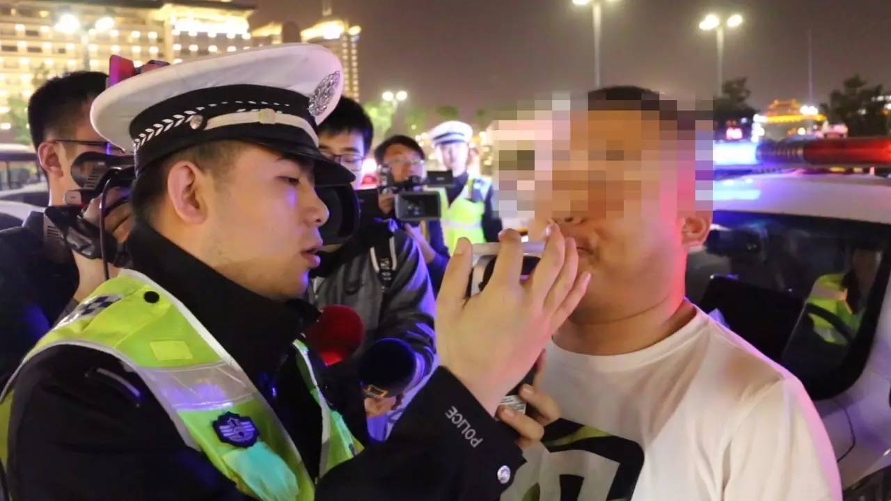 交警铁骑配枪图片