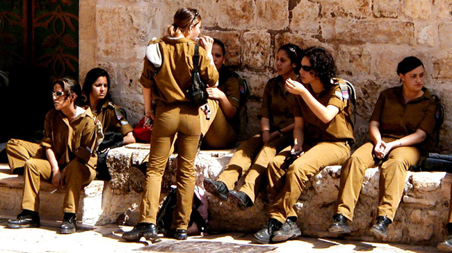 以色列女兵上街都是枪不离手