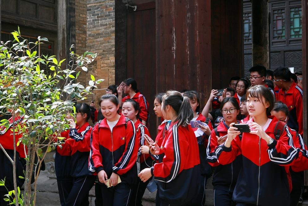 4月19日,临汾精华中学500余名学子在皇城相府研学旅行