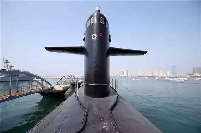 震撼中国第一艘自行研制核潜艇来青岛了多图