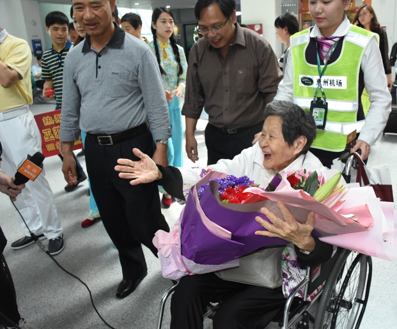 87岁中国第一代钢琴家巫漪丽18日回到龙川