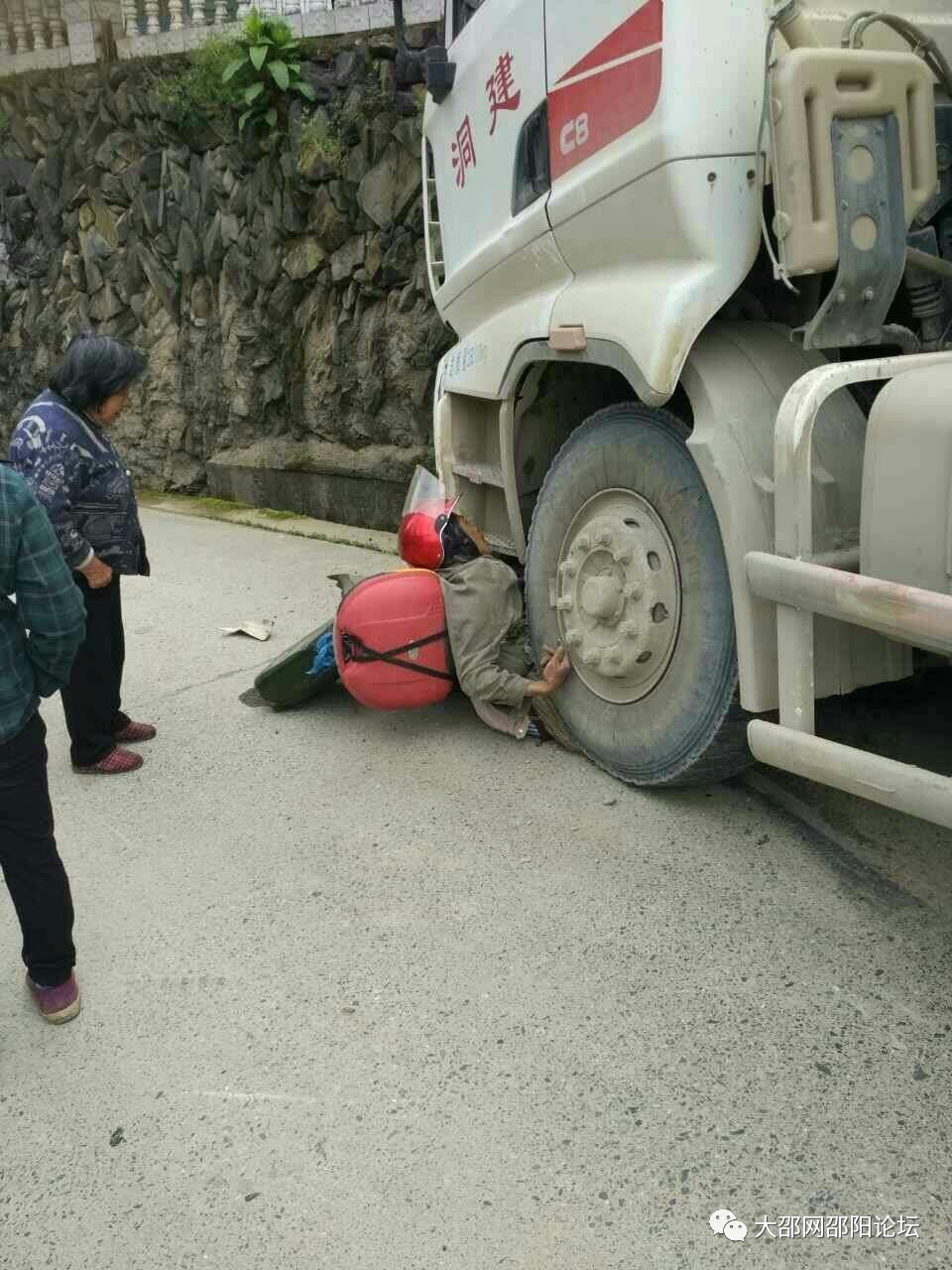 洞口縣發生一起慘了車禍,泥泵車壓死摩托車司機.