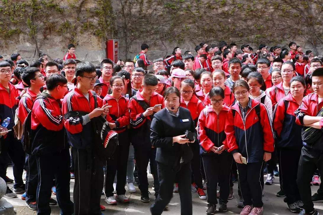 4月19日,临汾精华中学500余名学子在皇城相