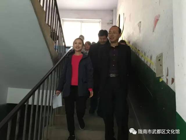 武都区文化馆馆长马灵娜带领部分文艺骨干前往鱼龙镇中心小学对接新