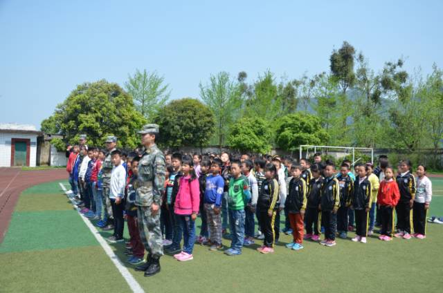 进行了为期四天的军训及生活技能训练活动南宝山镇小学组织全校学生4