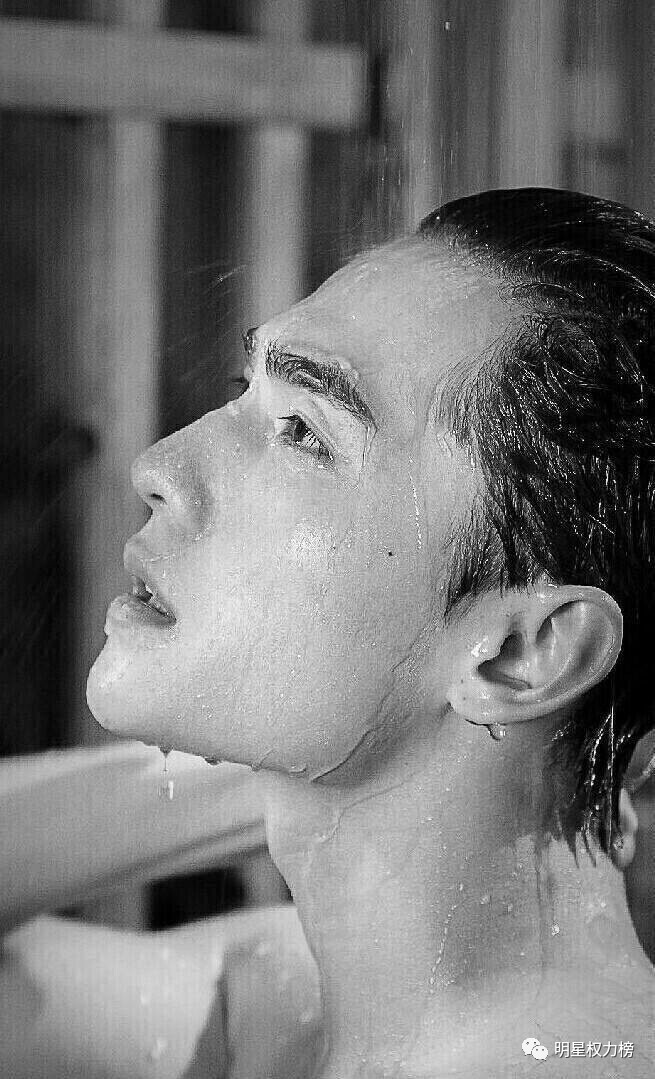 男生洗澡 正面图片