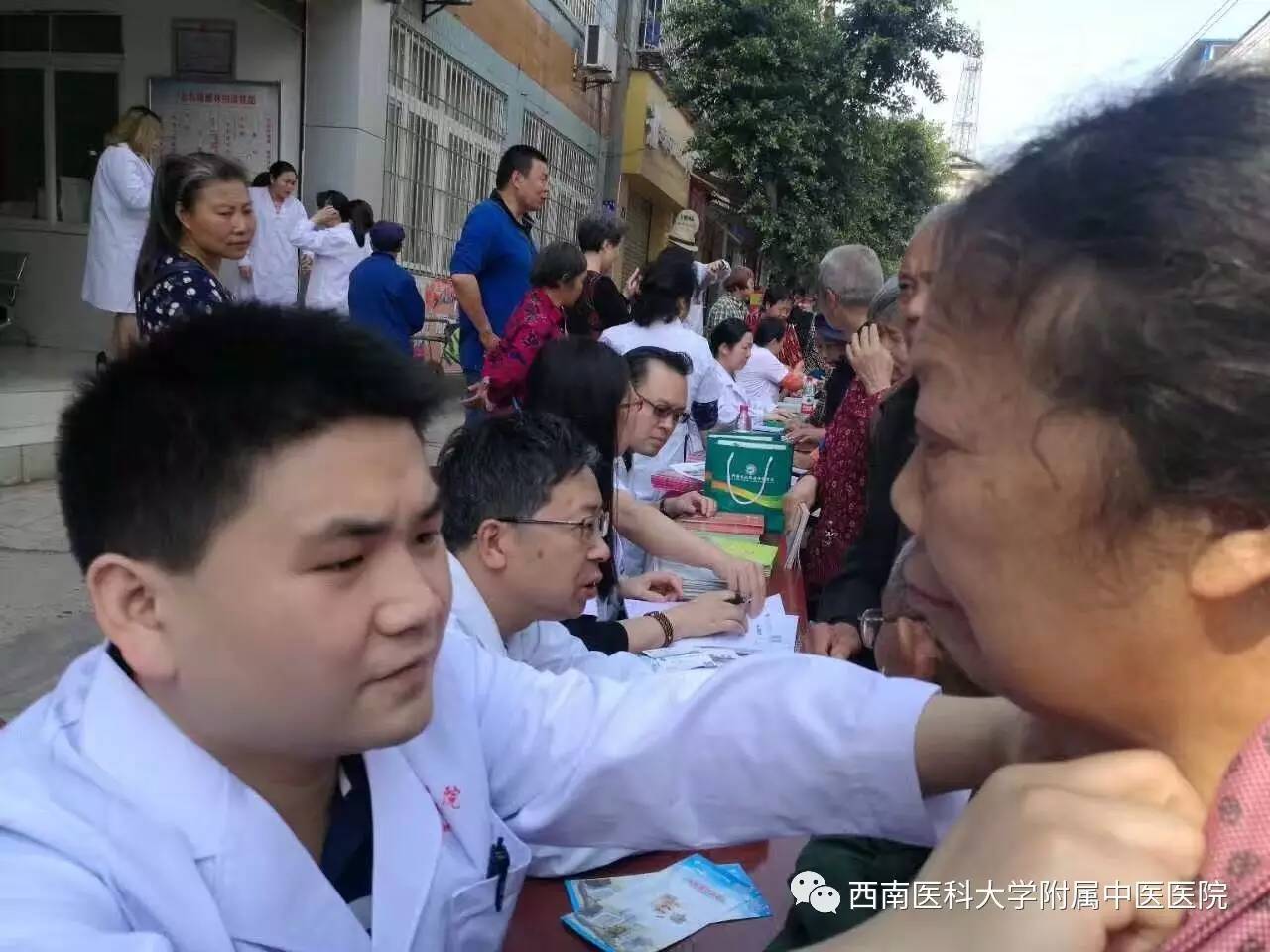 中醫醫院腎病·內分泌科主任張瓊教授,呼吸內科副主任王俊峰