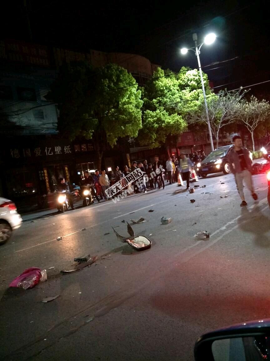 好恐怖,发生在江州路的车祸,车子被撞烂,人也流了一地的血!