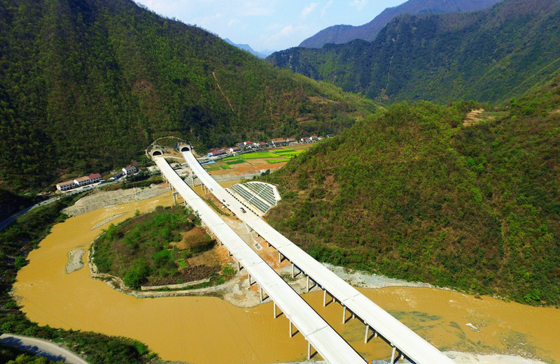 航拍镜头下的老君寨大桥雄姿4月19日,陕西省宝汉高速公路汉坪建设管理
