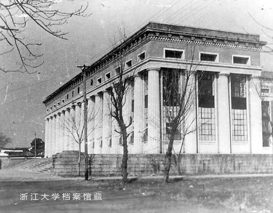 在大学路校舍前合影,照片上所题人名系竺可桢校长手迹(1948年10月)胡