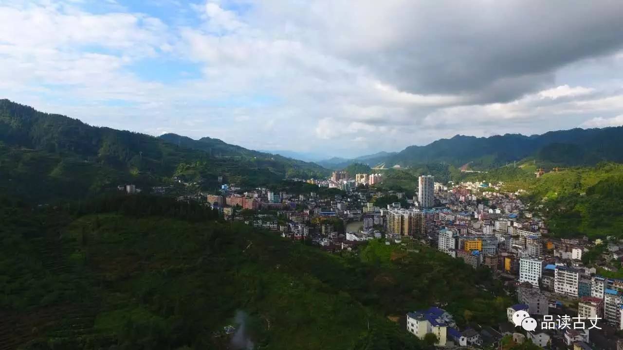 现在的古丈县城—作家彭世贵《小城风景》古丈,在一个前是隧道,后是