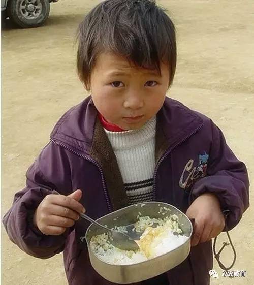 吃不饱饭的穷孩子图片图片