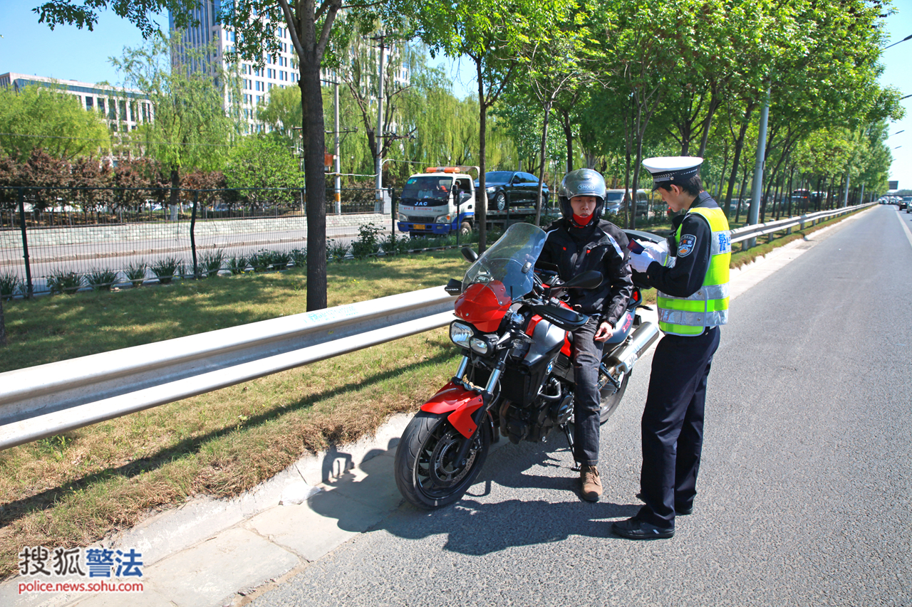 北京交警四环路摸查摩托车违法行为2小时查扣15辆