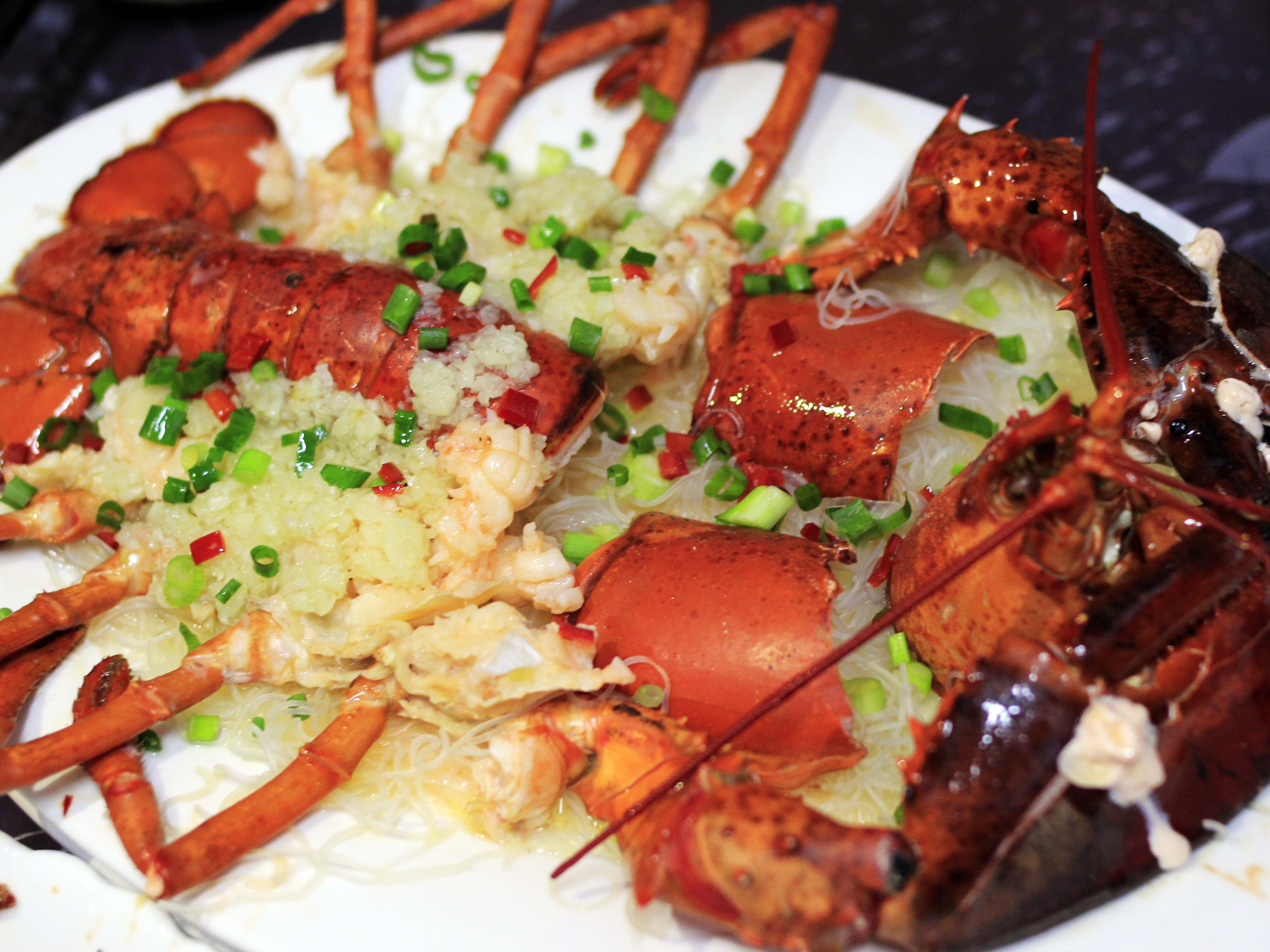 波士顿大龙虾肉质结实在上上铺上一层蒜蓉提味是恰到好处,新鲜美味