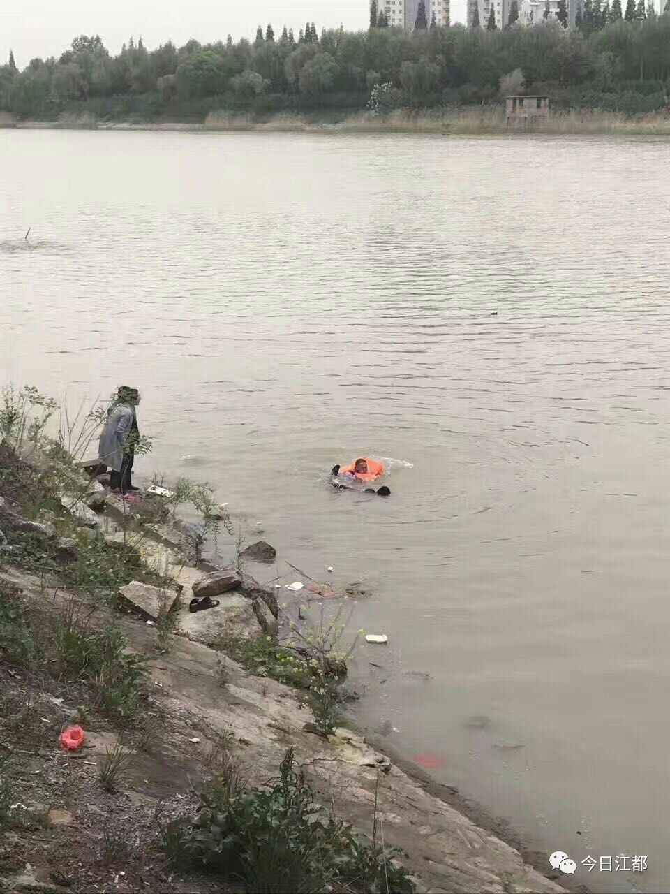 同時,岸邊的巡特警隊員通過現場該少年的同學聯繫上了老師,家長.