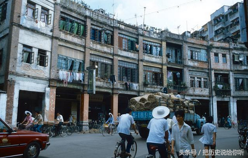 这组照片拍摄于 1985年的广州,那时候改革开放才刚刚起步,这座城市在