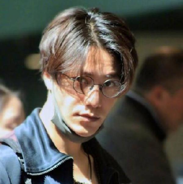 如今41岁的陈坤,颜值更是逆天,改走二次元画风,戴着细框眼镜,中分又有
