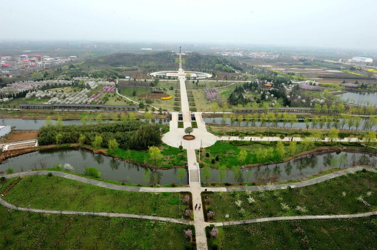 其它 正文 天中山文化园位于汝南县城北15公里,汝上公路西侧