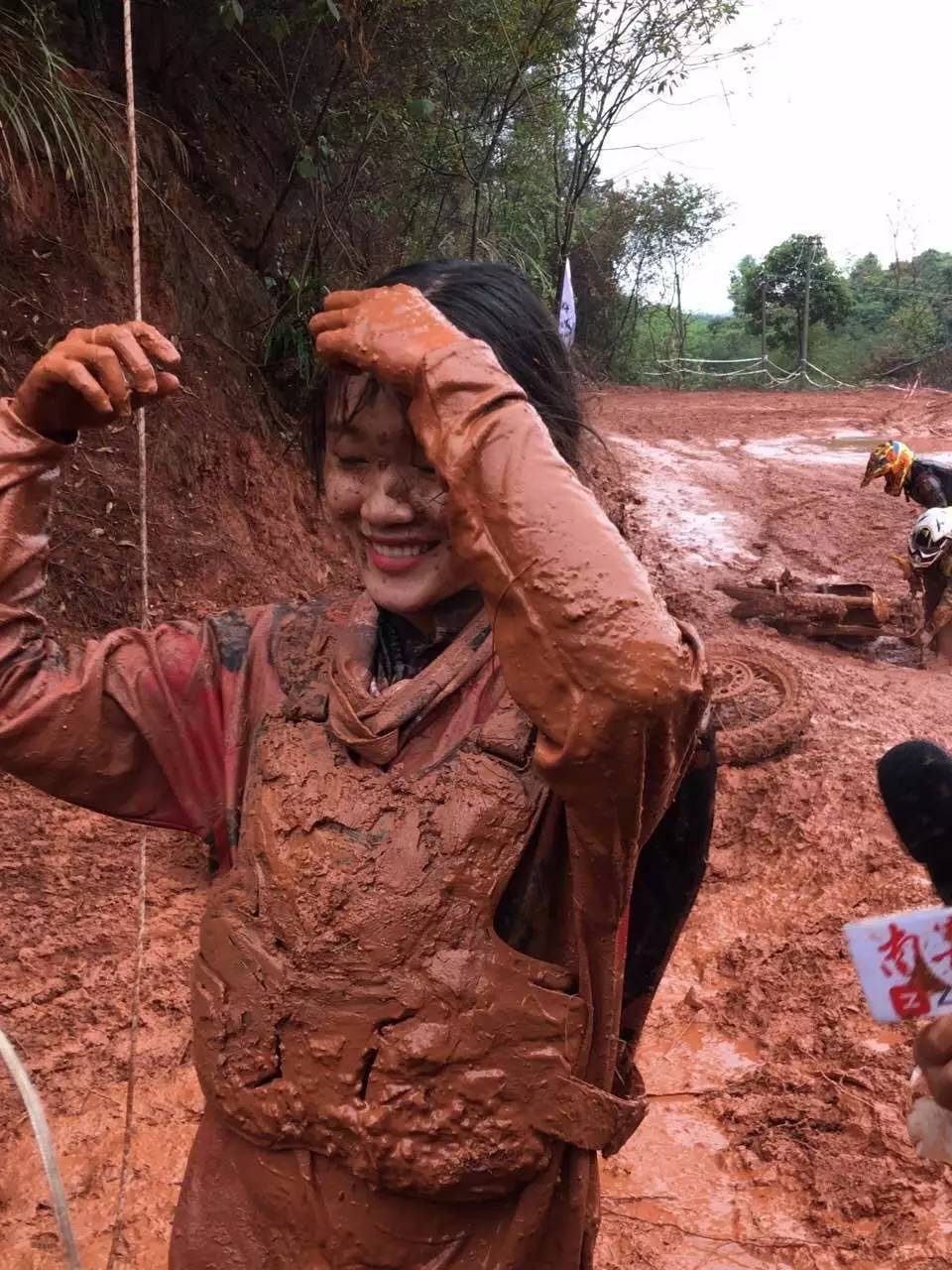 美女骑摩托车陷泥地图片