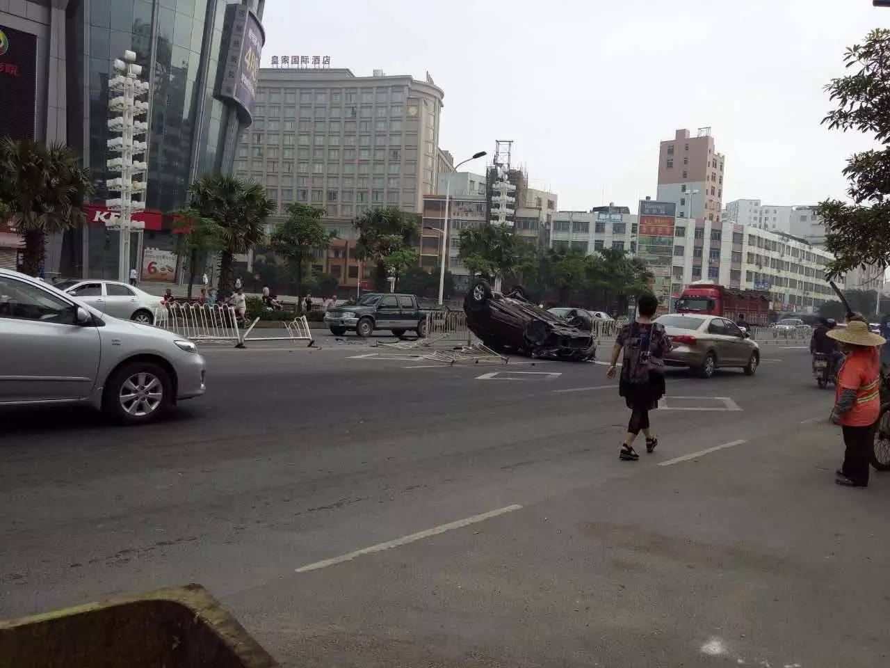 昨晚遂溪全丰路段发生一起交通事故今晨该路段再继续上演大翻车