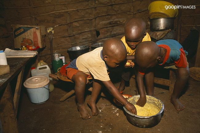 饥饿儿童难民图片
