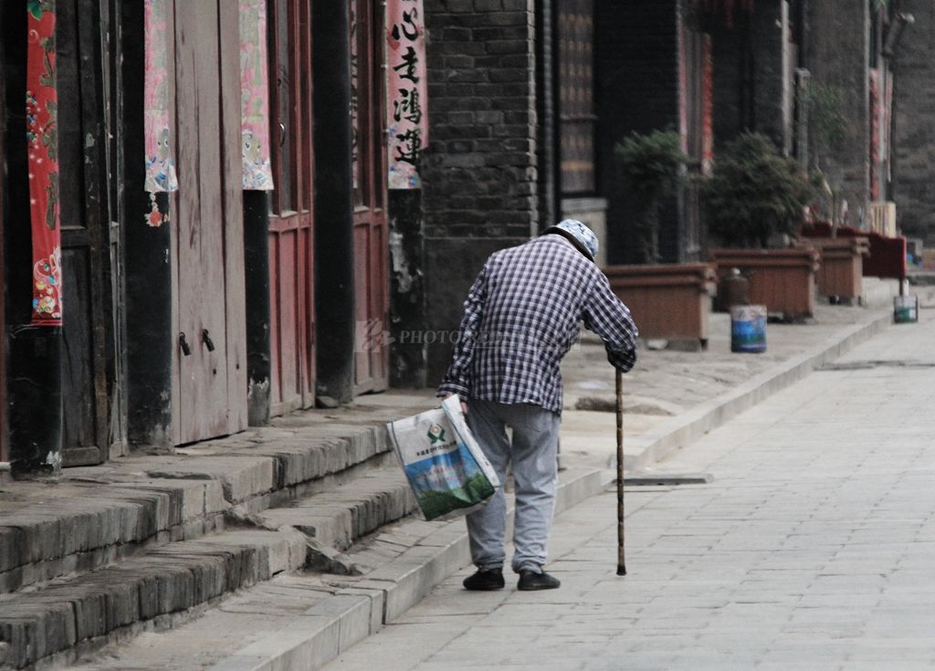 心酸!柳州110歲老人癱瘓在床,四個兒女無人問津,僅靠七旬妹妹照料!