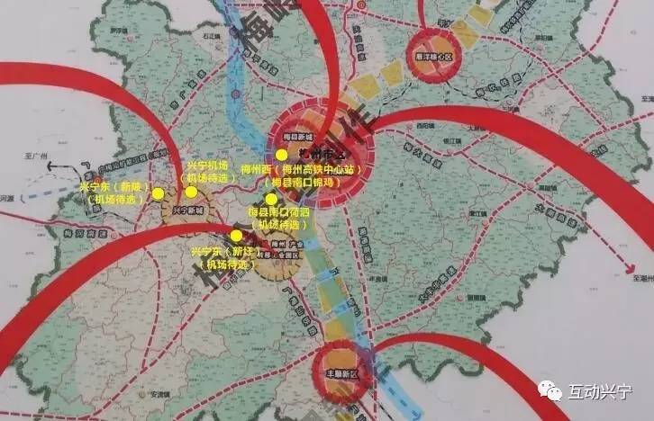 梅州梅縣機場原地址位於梅州市梅江區三角鎮內,現搬遷至 梅縣區南口鎮