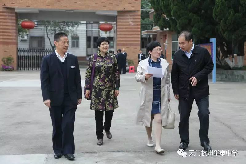 副市长吴宇慧视察华泰中学市委常委,副书记,市政法委书记廖鸿韬观看我