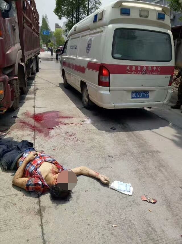 桥下发生重大交通事故,现场鲜血流淌,一人当场死亡,一人重伤!